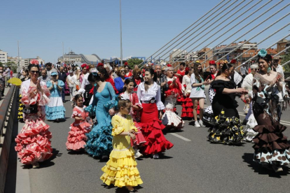 Una colorida cercavila de la Feria de Abril posa punt final a quatre dies de celebració