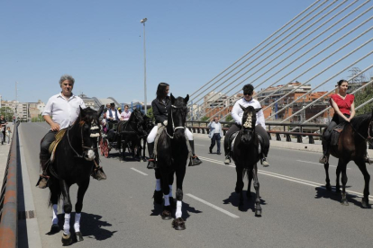 Un colorido pasacalles de la Feria de Abril pone punto final a cuatro días de celebración