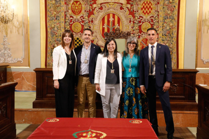 Fèlix Larrosa (PSC-Units para Avanzar) fue investido ayer alcalde de Lleida por mayoría simple en el pleno extraordinario de constitución de la nueva Paeria. Recibió los votos de los 9 ediles de su grupo y gobernará en minoría. Ve difícil la unanimidad, pero factibles los consensos, y apela concejales y ciudadanos a “construir juntos” la ciudad.