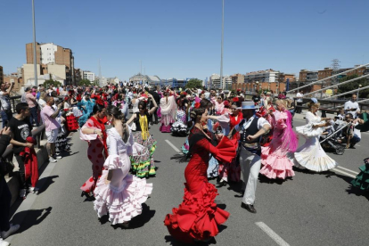 Un colorido pasacalles de la Feria de Abril pone punto final a cuatro días de celebración