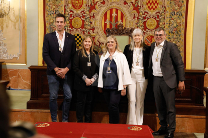 Fèlix Larrosa (PSC-Units para Avanzar) fue investido ayer alcalde de Lleida por mayoría simple en el pleno extraordinario de constitución de la nueva Paeria. Recibió los votos de los 9 ediles de su grupo y gobernará en minoría. Ve difícil la unanimidad, pero factibles los consensos, y apela concejales y ciudadanos a “construir juntos” la ciudad.