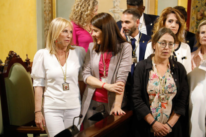 Fèlix Larrosa (PSC-Units para Avanzar) fue investido ayer alcalde de Lleida por mayoría simple en el pleno extraordinario de constitución de la nueva Paeria. Recibió los votos de los 9 ediles de su grupo y gobernará en minoría. Ve difícil la unanimidad, pero factibles los consensos, y apela concejales y ciudadanos a “construir juntos” la ciudad.