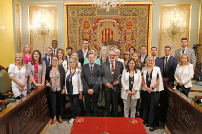 Fèlix Larrosa (PSC-Units para Avanzar) fue investido ayer alcalde de Lleida por mayoría simple en el pleno extraordinario de constitución de la nueva Paeria. Recibió los votos de los 9 ediles de su grupo y gobernará en minoría. Ve difícil la unanimidad, pero factibles los consensos, y apela concejales y ciudadanos a “construir juntos” la ciudad.