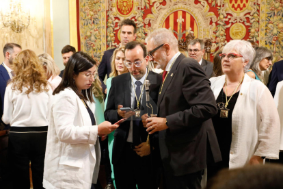 Fèlix Larrosa (PSC-Units para Avanzar) fue investido ayer alcalde de Lleida por mayoría simple en el pleno extraordinario de constitución de la nueva Paeria. Recibió los votos de los 9 ediles de su grupo y gobernará en minoría. Ve difícil la unanimidad, pero factibles los consensos, y apela concejales y ciudadanos a “construir juntos” la ciudad.