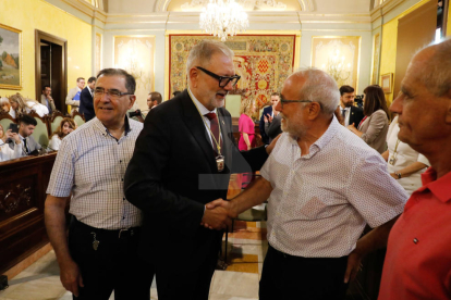 Fèlix Larrosa (PSC-Units para Avanzar) fue investido ayer alcalde de Lleida por mayoría simple en el pleno extraordinario de constitución de la nueva Paeria. Recibió los votos de los 9 ediles de su grupo y gobernará en minoría. Ve difícil la unanimidad, pero factibles los consensos, y apela concejales y ciudadanos a “construir juntos” la ciudad.