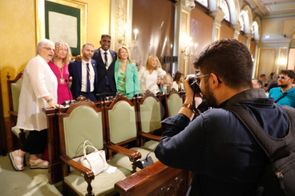 Fèlix Larrosa (PSC-Units per Avançar) va ser investit ahir alcalde de Lleida per majoria simple en el ple extraordinari de constitució de la nova Paeria. Va rebre els vots dels 9 edils del seu grup i governarà en minoria. Veu difícil la unanimitat, però factibles els consensos, i apel·la regidors i ciutadans a “construir junts” la ciutat.