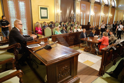 Fèlix Larrosa (PSC-Units para Avanzar) fue investido ayer alcalde de Lleida por mayoría simple en el pleno extraordinario de constitución de la nueva Paeria. Recibió los votos de los 9 ediles de su grupo y gobernará en minoría. Ve difícil la unanimidad, pero factibles los consensos, y apela concejales y ciudadanos a “construir juntos” la ciudad.