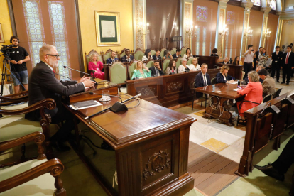 Fèlix Larrosa (PSC-Units para Avanzar) fue investido ayer alcalde de Lleida por mayoría simple en el pleno extraordinario de constitución de la nueva Paeria. Recibió los votos de los 9 ediles de su grupo y gobernará en minoría. Ve difícil la unanimidad, pero factibles los consensos, y apela concejales y ciudadanos a “construir juntos” la ciudad.