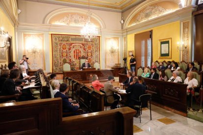 Fèlix Larrosa (PSC-Units para Avanzar) fue investido ayer alcalde de Lleida por mayoría simple en el pleno extraordinario de constitución de la nueva Paeria. Recibió los votos de los 9 ediles de su grupo y gobernará en minoría. Ve difícil la unanimidad, pero factibles los consensos, y apela concejales y ciudadanos a “construir juntos” la ciudad.