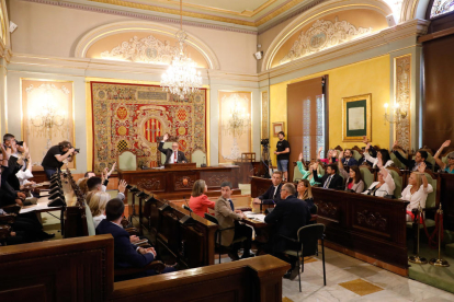 Fèlix Larrosa (PSC-Units para Avanzar) fue investido ayer alcalde de Lleida por mayoría simple en el pleno extraordinario de constitución de la nueva Paeria. Recibió los votos de los 9 ediles de su grupo y gobernará en minoría. Ve difícil la unanimidad, pero factibles los consensos, y apela concejales y ciudadanos a “construir juntos” la ciudad.