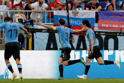  Edinson Cavani celebra junto a Laxalt y Godín la consecución del definitivo 3-0 de los uruguayos.