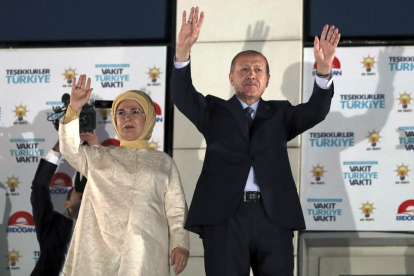 Erdogan y su esposa saludan a sus simpatizantes tras lograr la victoria en los comicios.