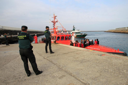 Diversos immigrants descansen a bord del vaixell ‘Lifeline’ de l’ONG alemanya Mission Lifeline.