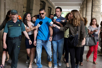 Un dels membres de La Manada durant la compareixença a un tribunal de Sevilla.