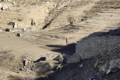 Les ruïnes de l'antiga explotació minera del municipi d'Àger han aflorat per la sequera i el descens de les reserves del pantà de Canelles, que està al 23 per cent de capacitat