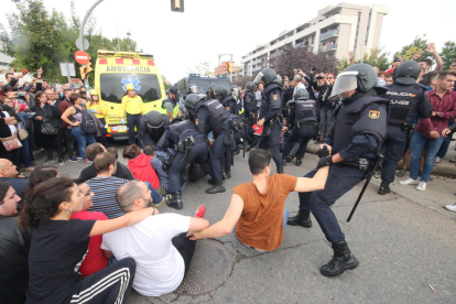 Actuación policial contra los votantes en el EOI el 1 de octubre. 