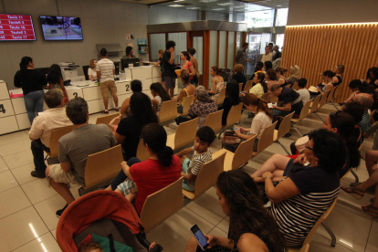 La sala de espera de la OMAC, llena de gente esperando turno. 