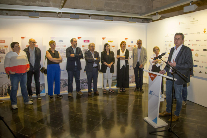El presidente de la Diputación, Joan Talarn, encabezó ayer la inauguración en el Institut d'Estudis Ilerdencs de la exposición de portadas de los 40 años del diario SEGRE .