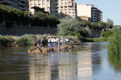 Baixada d'un rai pel riu Segre a Lleida