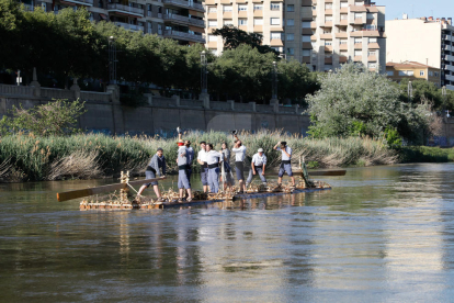 Bajada de un rai por el río Segre en Lleida