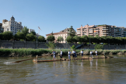 Bajada de un rai por el río Segre en Lleida