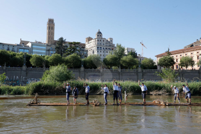 Baixada d'un rai pel riu Segre a Lleida