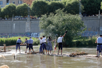 Bajada de un rai por el río Segre en Lleida