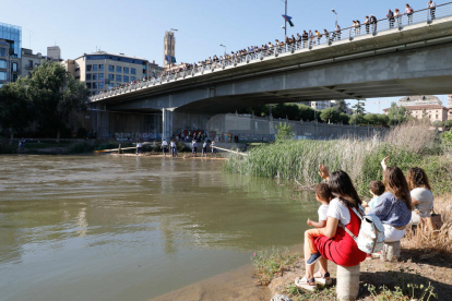 Bajada de un rai por el río Segre en Lleida