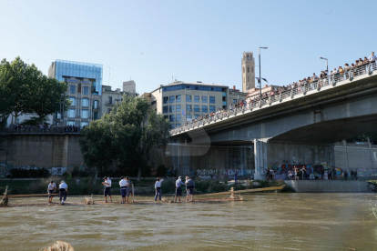 Bajada de un rai por el río Segre en Lleida