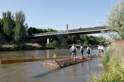 Bajada de un rai por el río Segre en Lleida