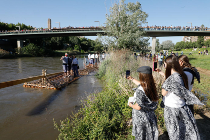 Bajada de un rai por el río Segre en Lleida