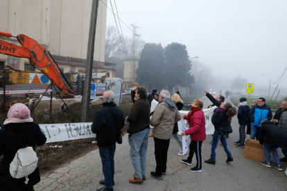 Veïns de Pardinyes van aconseguir ahir frenar temporalment la demolició de les antigues sitges del Senpa, on la Paeria projecta construir un alberg per a temporers, llançant una pluja d'ous a les màquines, que no van poder començar els treballs. La jutge encara no s'ha pronunciat sobre la petició de paralitzar-los.