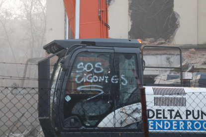 Veïns de Pardinyes van aconseguir ahir frenar temporalment la demolició de les antigues sitges del Senpa, on la Paeria projecta construir un alberg per a temporers, llançant una pluja d'ous a les màquines, que no van poder començar els treballs. La jutge encara no s'ha pronunciat sobre la petició de paralitzar-los.