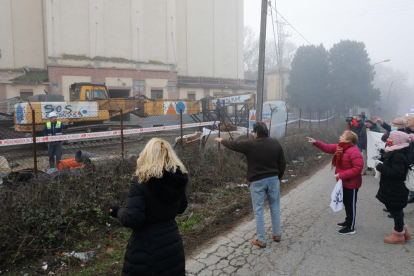 Veïns de Pardinyes van aconseguir ahir frenar temporalment la demolició de les antigues sitges del Senpa, on la Paeria projecta construir un alberg per a temporers, llançant una pluja d'ous a les màquines, que no van poder començar els treballs. La jutge encara no s'ha pronunciat sobre la petició de paralitzar-los.