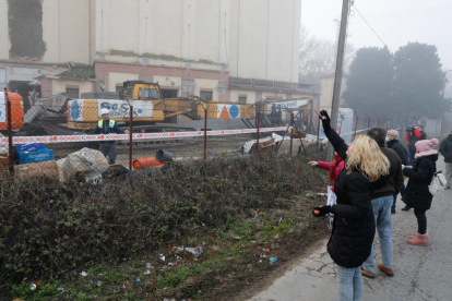 Veïns de Pardinyes van aconseguir ahir frenar temporalment la demolició de les antigues sitges del Senpa, on la Paeria projecta construir un alberg per a temporers, llançant una pluja d'ous a les màquines, que no van poder començar els treballs. La jutge encara no s'ha pronunciat sobre la petició de paralitzar-los.