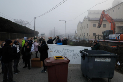 Veïns de Pardinyes van aconseguir ahir frenar temporalment la demolició de les antigues sitges del Senpa, on la Paeria projecta construir un alberg per a temporers, llançant una pluja d'ous a les màquines, que no van poder començar els treballs. La jutge encara no s'ha pronunciat sobre la petició de paralitzar-los.