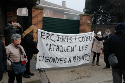 Veïns de Pardinyes van aconseguir ahir frenar temporalment la demolició de les antigues sitges del Senpa, on la Paeria projecta construir un alberg per a temporers, llançant una pluja d'ous a les màquines, que no van poder començar els treballs. La jutge encara no s'ha pronunciat sobre la petició de paralitzar-los.