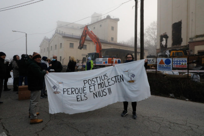 Veïns de Pardinyes van aconseguir ahir frenar temporalment la demolició de les antigues sitges del Senpa, on la Paeria projecta construir un alberg per a temporers, llançant una pluja d'ous a les màquines, que no van poder començar els treballs. La jutge encara no s'ha pronunciat sobre la petició de paralitzar-los.