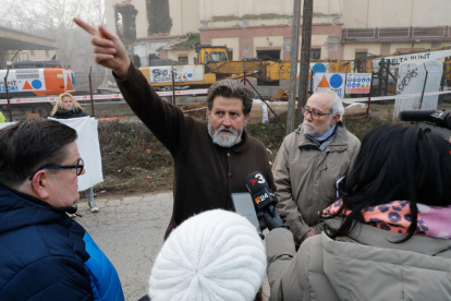 Veïns de Pardinyes van aconseguir ahir frenar temporalment la demolició de les antigues sitges del Senpa, on la Paeria projecta construir un alberg per a temporers, llançant una pluja d'ous a les màquines, que no van poder començar els treballs. La jutge encara no s'ha pronunciat sobre la petició de paralitzar-los.