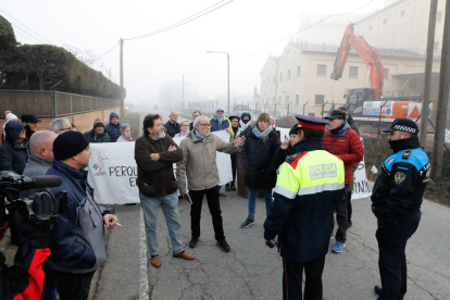 Veïns de Pardinyes van aconseguir ahir frenar temporalment la demolició de les antigues sitges del Senpa, on la Paeria projecta construir un alberg per a temporers, llançant una pluja d'ous a les màquines, que no van poder començar els treballs. La jutge encara no s'ha pronunciat sobre la petició de paralitzar-los.