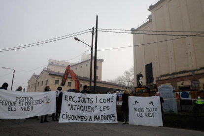 Veïns de Pardinyes van aconseguir ahir frenar temporalment la demolició de les antigues sitges del Senpa, on la Paeria projecta construir un alberg per a temporers, llançant una pluja d'ous a les màquines, que no van poder començar els treballs. La jutge encara no s'ha pronunciat sobre la petició de paralitzar-los.