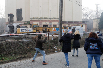 Veïns de Pardinyes van aconseguir ahir frenar temporalment la demolició de les antigues sitges del Senpa, on la Paeria projecta construir un alberg per a temporers, llançant una pluja d'ous a les màquines, que no van poder començar els treballs. La jutge encara no s'ha pronunciat sobre la petició de paralitzar-los.