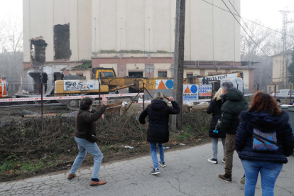 Veïns de Pardinyes van aconseguir ahir frenar temporalment la demolició de les antigues sitges del Senpa, on la Paeria projecta construir un alberg per a temporers, llançant una pluja d'ous a les màquines, que no van poder començar els treballs. La jutge encara no s'ha pronunciat sobre la petició de paralitzar-los.