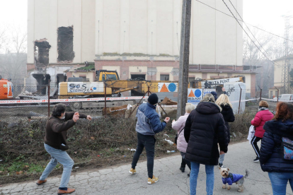 Veïns de Pardinyes van aconseguir ahir frenar temporalment la demolició de les antigues sitges del Senpa, on la Paeria projecta construir un alberg per a temporers, llançant una pluja d'ous a les màquines, que no van poder començar els treballs. La jutge encara no s'ha pronunciat sobre la petició de paralitzar-los.