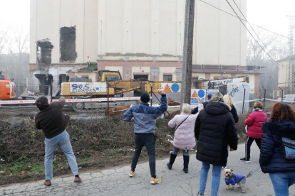 Veïns de Pardinyes van aconseguir ahir frenar temporalment la demolició de les antigues sitges del Senpa, on la Paeria projecta construir un alberg per a temporers, llançant una pluja d'ous a les màquines, que no van poder començar els treballs. La jutge encara no s'ha pronunciat sobre la petició de paralitzar-los.