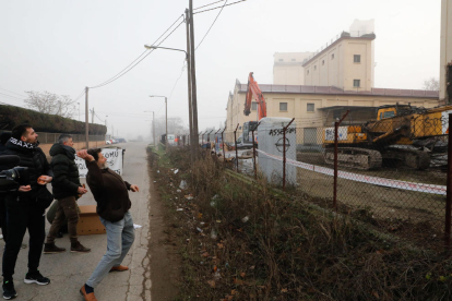 Veïns de Pardinyes van aconseguir ahir frenar temporalment la demolició de les antigues sitges del Senpa, on la Paeria projecta construir un alberg per a temporers, llançant una pluja d'ous a les màquines, que no van poder començar els treballs. La jutge encara no s'ha pronunciat sobre la petició de paralitzar-los.