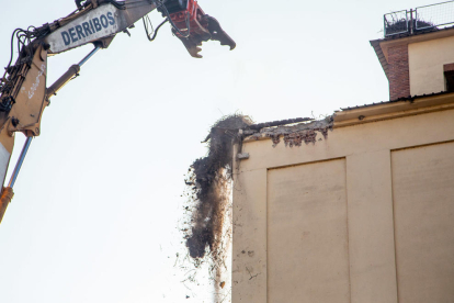 Veïns de Pardinyes es van concentrar ahir de nou des de primera hora del matí per intentar frenar una altra vegada la demolició de les antigues sitges del Senpa, on la Paeria impulsa la construcció d'un alberg per a temporers, però aquesta vegada les màquines van reprendre la demolició