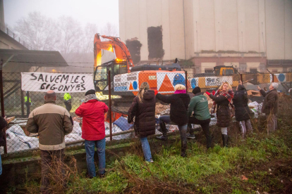 Veïns de Pardinyes es van concentrar ahir de nou des de primera hora del matí per intentar frenar una altra vegada la demolició de les antigues sitges del Senpa, on la Paeria impulsa la construcció d'un alberg per a temporers, però aquesta vegada les màquines van reprendre la demolició