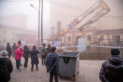 Veïns de Pardinyes es van concentrar ahir de nou des de primera hora del matí per intentar frenar una altra vegada la demolició de les antigues sitges del Senpa, on la Paeria impulsa la construcció d'un alberg per a temporers, però aquesta vegada les màquines van reprendre la demolició