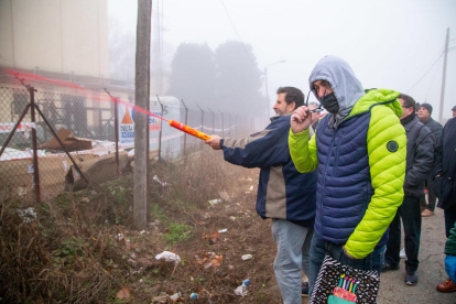 Veïns de Pardinyes es van concentrar ahir de nou des de primera hora del matí per intentar frenar una altra vegada la demolició de les antigues sitges del Senpa, on la Paeria impulsa la construcció d'un alberg per a temporers, però aquesta vegada les màquines van reprendre la demolició